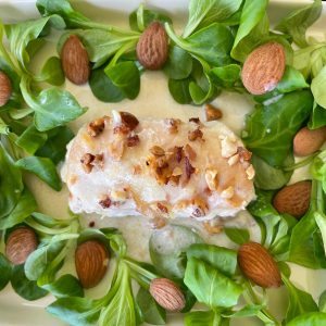 Rolinhos de frango com creme de soja, mozzarela, cenoura e amêndoa crocante