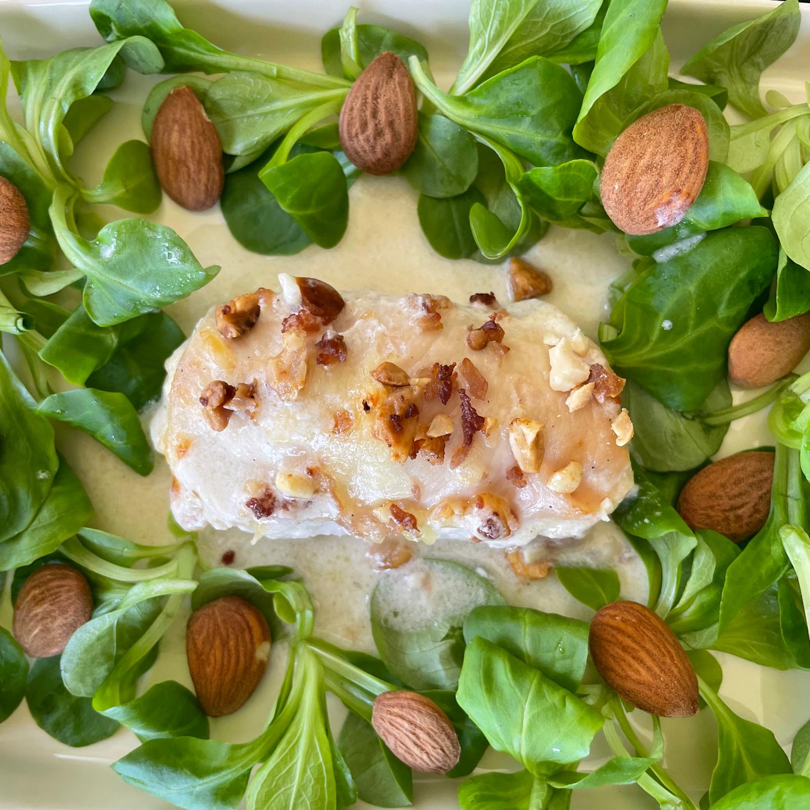 Rolinhos de frango com creme de soja, mozzarela, cenoura e amêndoa crocante